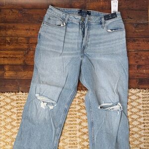 NWT Hollister Ultra High Rise Distressed Women’s “dad” Jeans- Size 14 SHORT